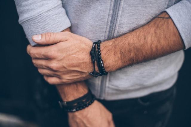 حكم لبس الأساور للرجال