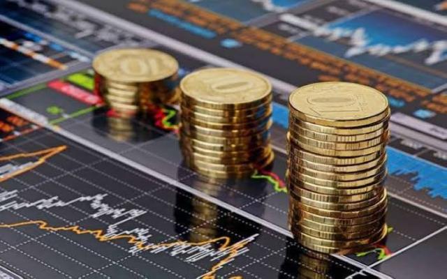 التضخم يضرب الأسواق العالمية.. تراجع الذهب والنفط وارتفاع الدولار وخسائر بالأسهم والسندات الأمريكية