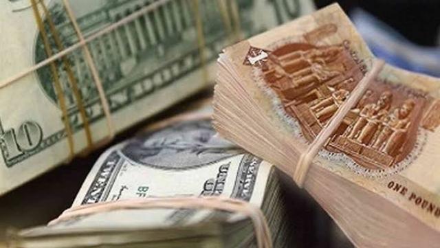 بوتيرة متسارعة.. الجنيه المصري يزحف نحو الانخفاض أمام الدولار