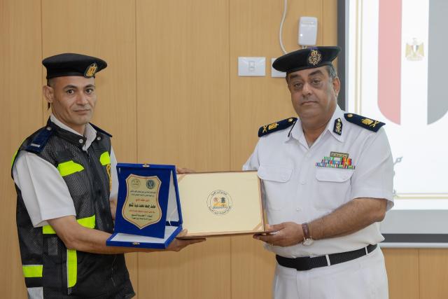 اللواء امجد انور مدير الادارة العامة لمرور الجيزه يكرم امين الشرطة