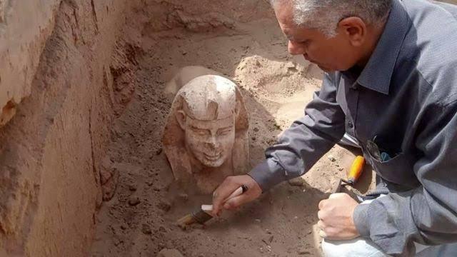 اكتشاف تمثال مصغّر ل ”أبو الهول” في قنا