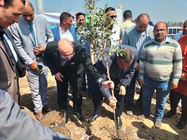 وزير التنمية المحلية ومحافظ بني سويف يتفقدان أعمال المبادرة الرئاسية للتشجير" 100 مليون شجرة