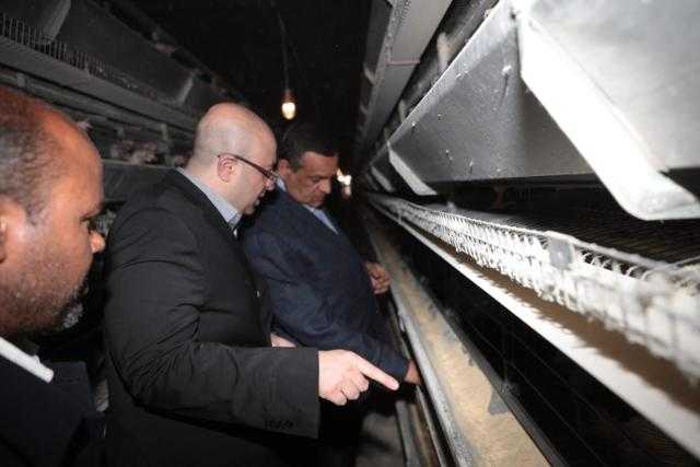 وزير التنمية المحلية ومحافظ بني سويف يتفقدان  منظومة العمل بمشروعات الدواجن المركزية بشرق النيل