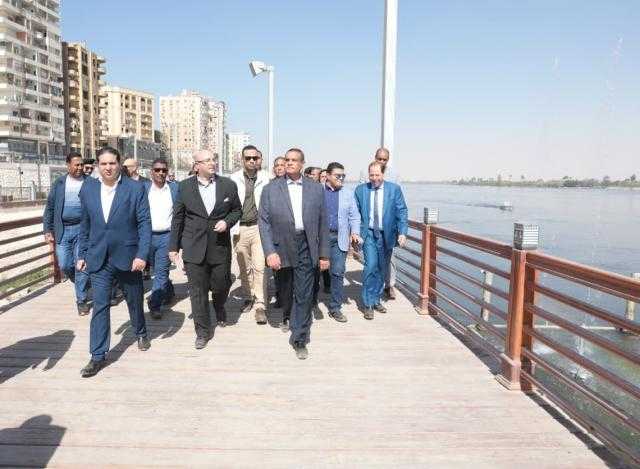 محافظ بني سويف يصطحب وزير التنمية المحلية  في تفقد الممشي السياحي بكورنيش النيل بالمدينة العاصمة