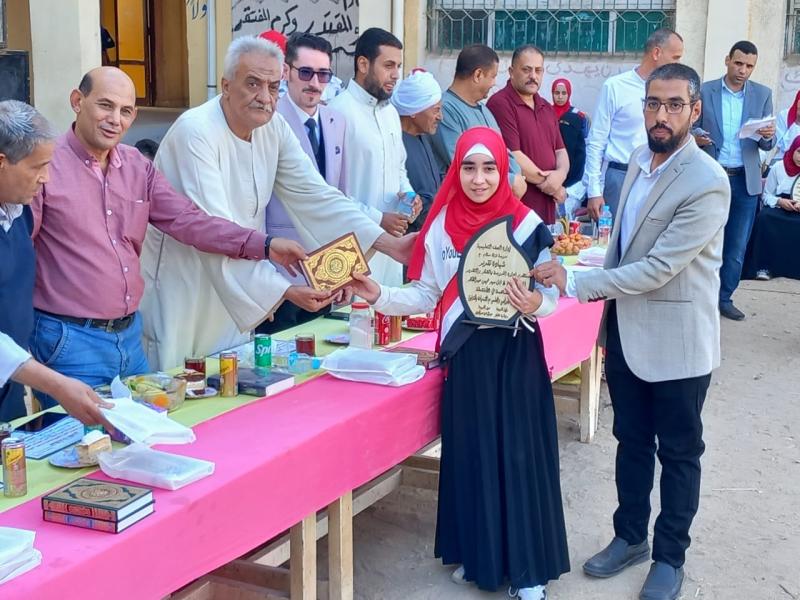 إدارة الصف التعليمية تكرم الأوائل وحفظة القرآن الكريم بمدرسة نزلة سلام الاعدادية