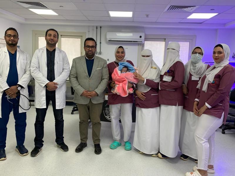 طاقم المستشفي والطفل
