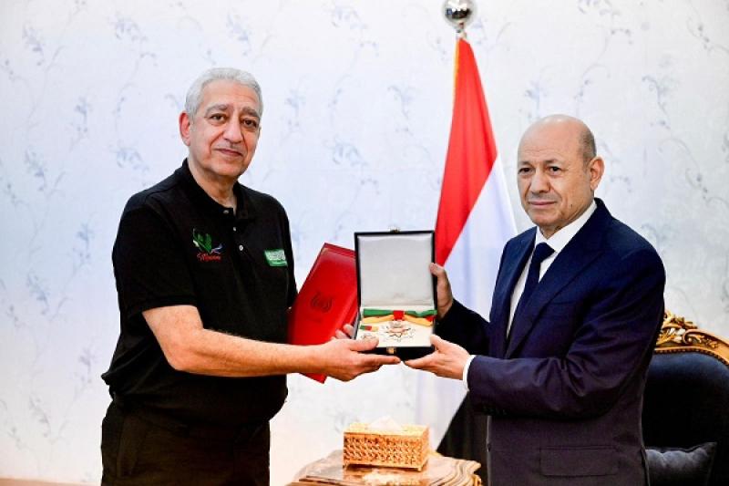 الرئيس اليمني يكرم «مسام» بوسام الشجاعة