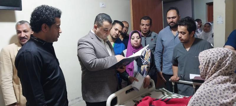 مدير مستشفي بنى سويف التخصصي يزور المرضى من الأشقاء الفلسطينيين 