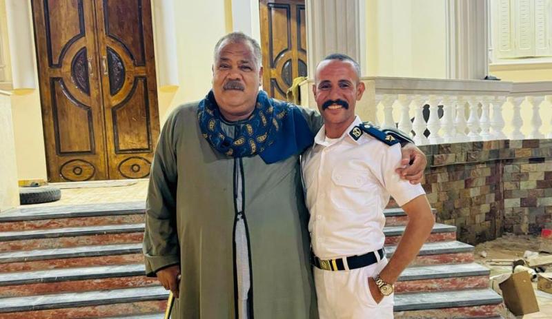 العمدة طارق سليمان بصحبة رجال الشرطة