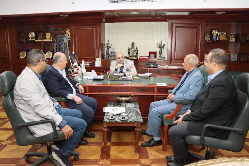 محافظ بني سويف يبحث مع "تيتان مصر" مستجدات  التعاون في تطوير مصانع التدوير ودعم القطاع الصحي 
