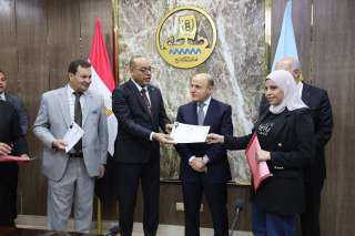 الوزير وهيكل والمحافظ يسلمون عقود عمل لذوي الهمم