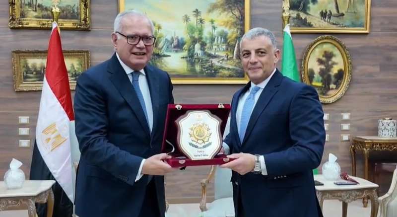 “وزير الخارجية الأسبق ومحافظ الإسماعيلية خلال ندوة الدبلوماسية المصرية” 