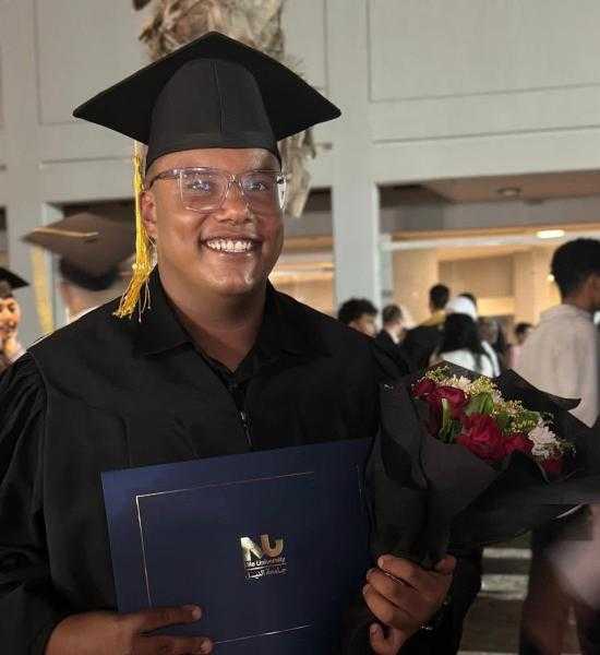 الدكتور أحمد العجوز يهنئ شقيقه عبد الرحمن بحصوله على بكالوريوس إدارة الأعمال