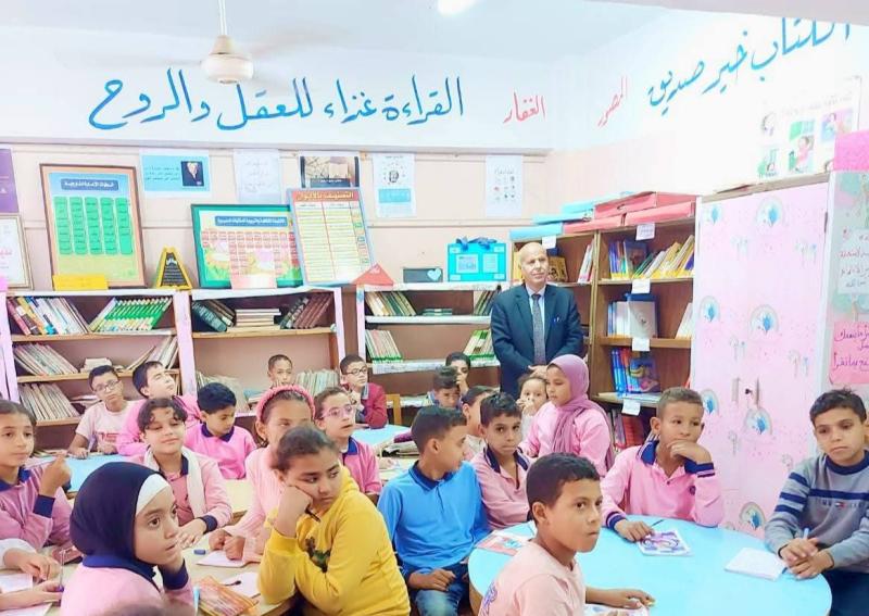 مدير تعليم سيدي سالم وسط الطلاب 