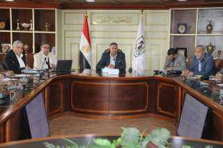 السكرتير العام يناقش مستجدات الموقف التنفيذي والمالي لمشروعات الخطة للعام الحالى