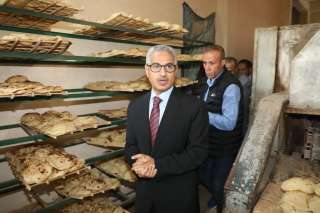 محافظ بني سويف يغيّر خط سير جولته ويفاجئ عددًا من المخابز