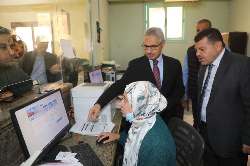 محافظ بني سويف يتفقد منظومة العمل بالمركز التكنولوجي 