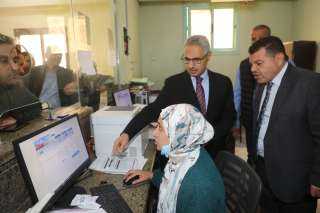 محافظ بني سويف يتفقد منظومة العمل بالمركز التكنولوجي