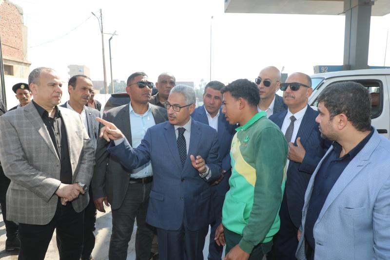 محافظ بني سويف يُفاجئ محطة بنزين على الطريق الزراعي 