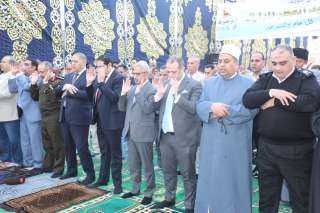 محافظ بني سويف يؤدي صلاة عيد الفطر المبارك بحضور قيادات المحافظة