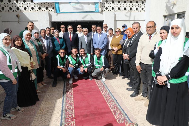 محافظ بني سويف يُعيّد على الأيتام والمُسنين ويوزّع عليهم الكعك والبسكويت احتفالا بعيد الفطر المبارك 