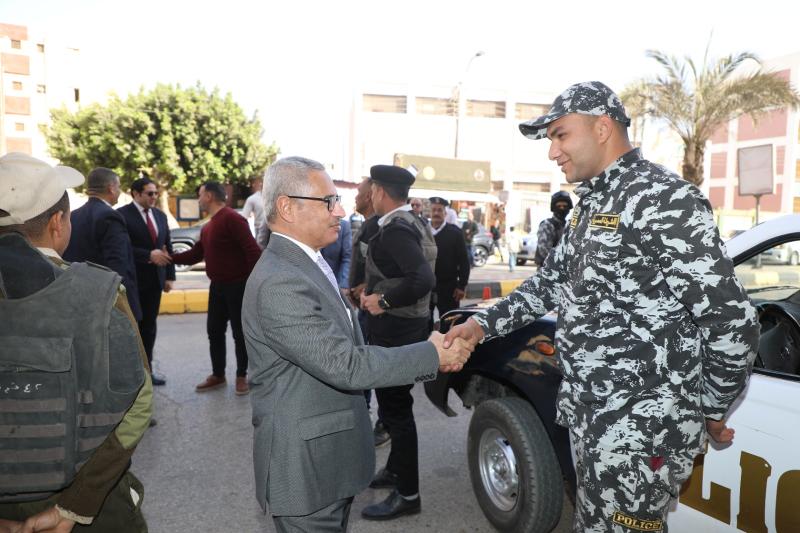 محافظ بني سويف يُعيّد ويُحيّي تمركزًا أمنيًا خلال جولة عيد الفطر  