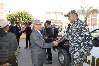 محافظ بني سويف يُعيّد ويُحيّي تمركزًا أمنيًا خلال جولة عيد... محافظ بني سويف يُعيّد ويُحيّي تمركزًا أمنيًا خلال جولة عيد الفطر