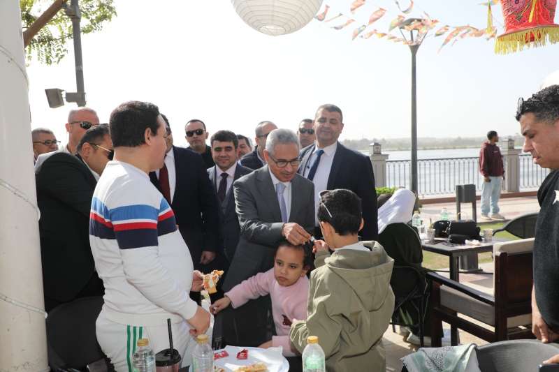 محافظ بني سويف يتفقد الممشى السياحي بكورنيش النيل